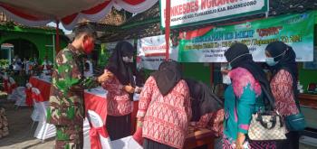 Anggota Satgas TMMD Bojonegoro Dibantu Emak-Emak Ngrancang Giat Pelayanan KB